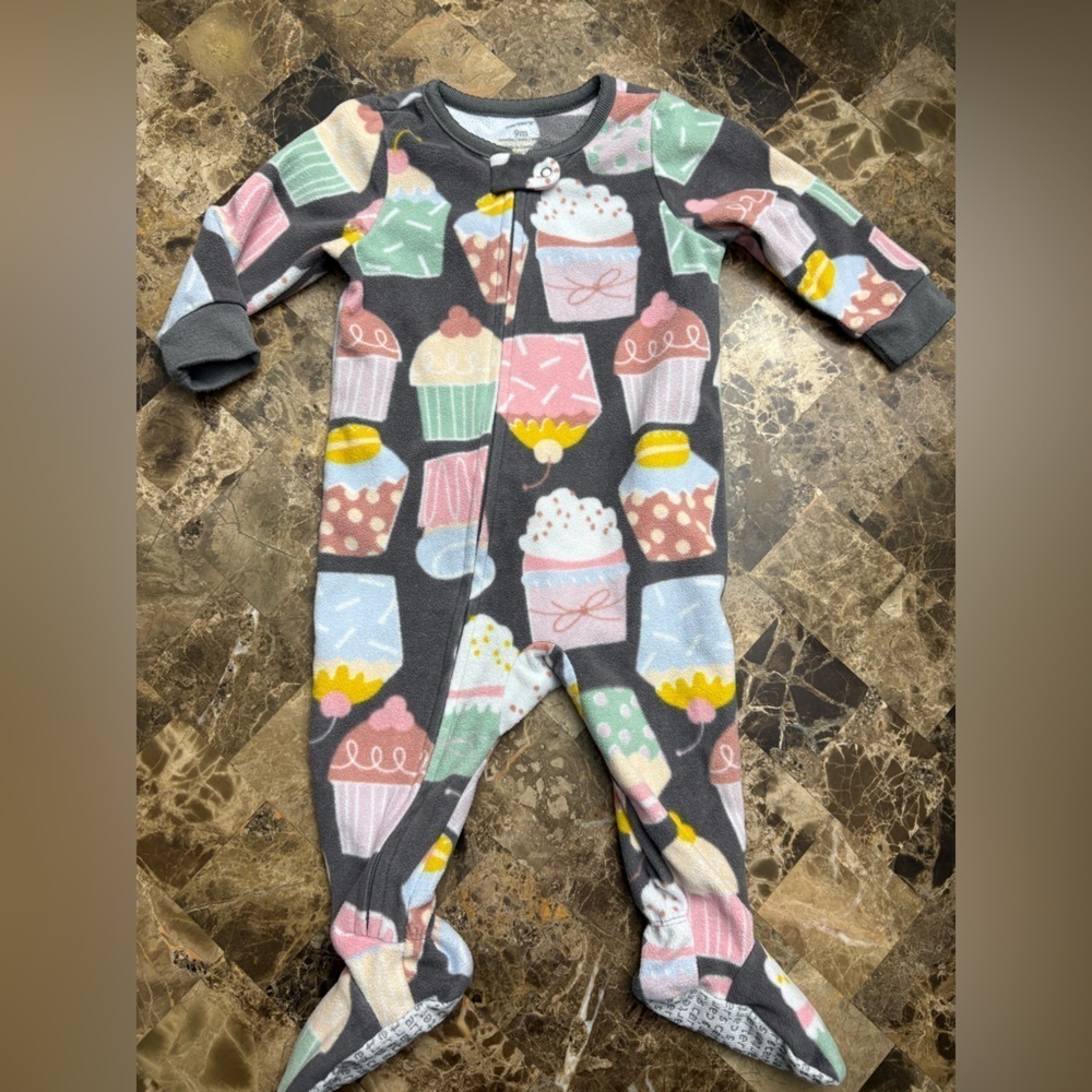 4/30$ Carters polar pajamas cupcakes 9months 🧁